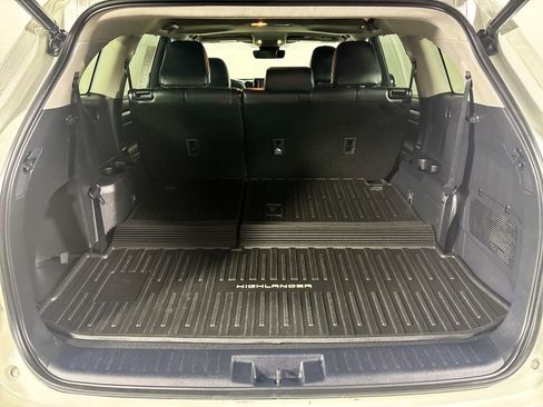 Used 2021 Toyota Highlander XLE AWD/4WD image 21
