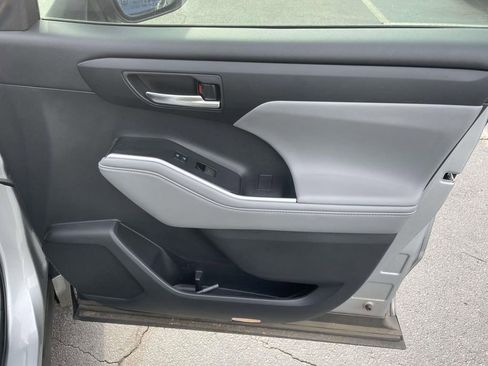 Used 2021 Toyota Highlander XLE image 47