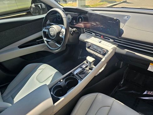 Used 2025 Hyundai Elantra Limited FWD image 45
