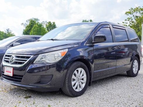 Used 2013 Volkswagen Routan SE FWD image 2