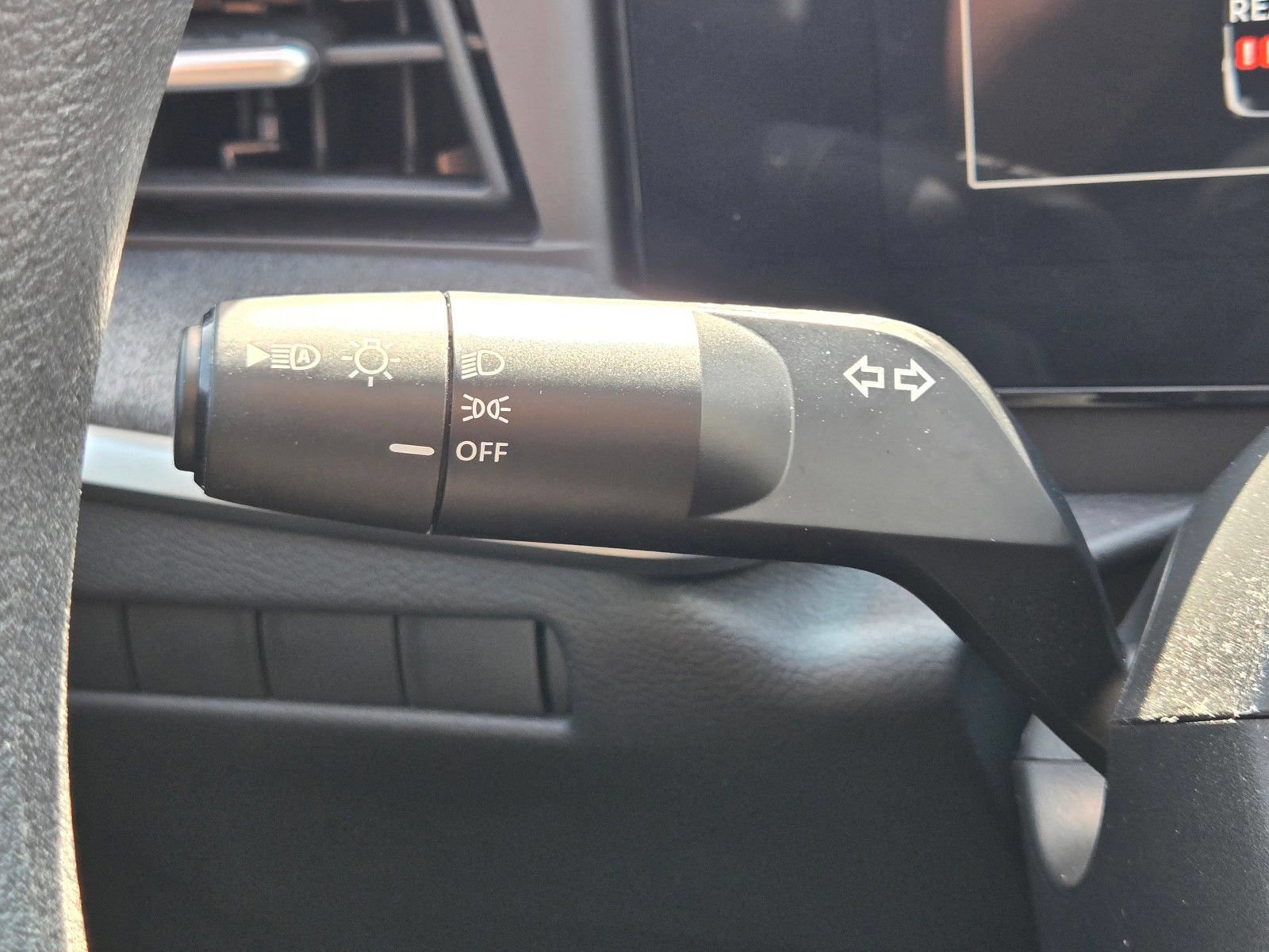 Used 2025 Nissan Kicks SV AWD/4WD image 24