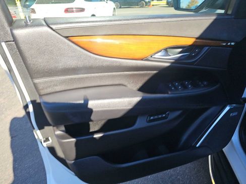 Used 2017 Cadillac Escalade ESV Luxury image 39