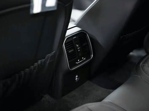 Certified 2026 Porsche Macan AWD/4WD image 33