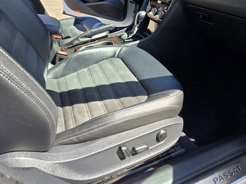 Used 2015 Volkswagen Passat 3.6 SEL Premium FWD image 27