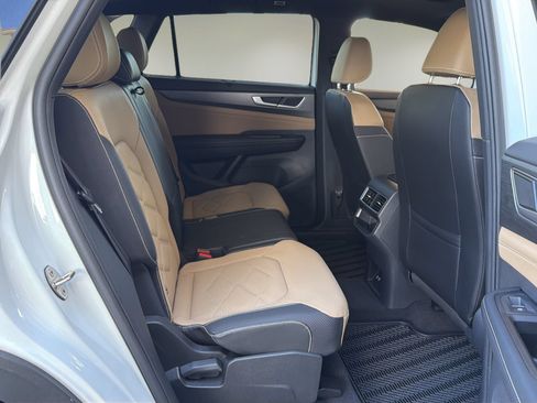 Used 2024 Volkswagen Atlas Cross Sport SE FWD image 17