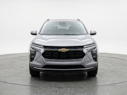 Used 2025 Chevrolet Trax LT FWD image 2