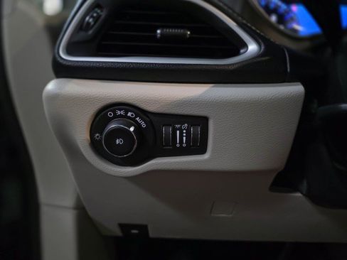 Used 2024 Chrysler Pacifica Touring-L FWD image 30