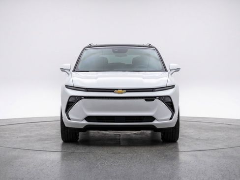 Used 2025 Chevrolet Blazer LT FWD image 2