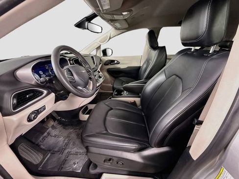Used 2024 Chrysler Pacifica Touring-L FWD image 19