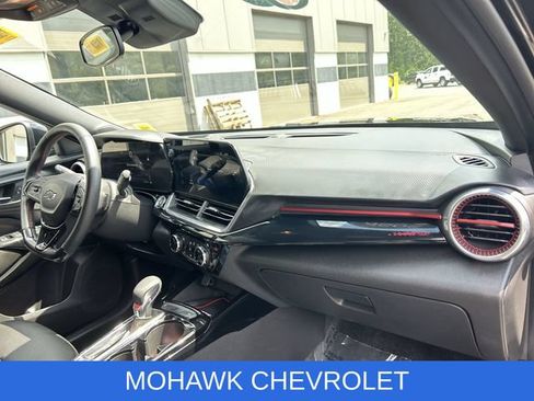 Used 2025 Chevrolet Trax RS w/ Sunroof Package FWD image 29