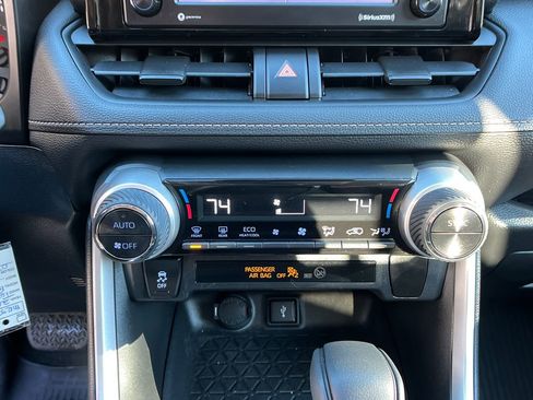 Used 2020 Toyota RAV4 LE image 17