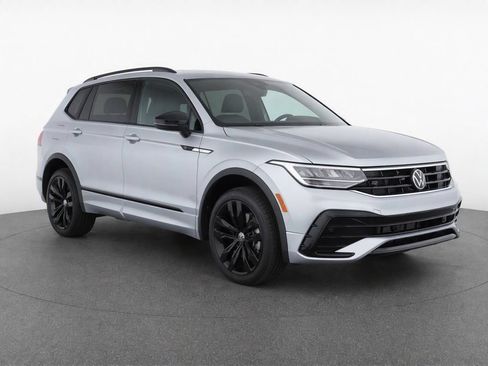 Certified 2024 Volkswagen Tiguan SE R-Line AWD/4WD image 3