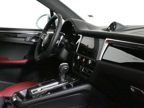 Used 2026 Porsche Macan AWD/4WD image 39