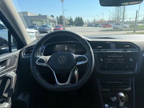 Used 2023 Volkswagen Tiguan SE w/ Panoramic Sunroof Package image 6