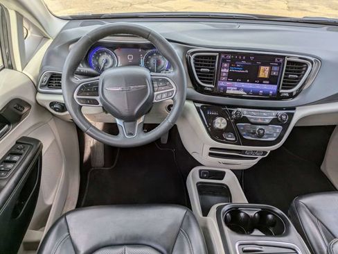 Used 2023 Chrysler Pacifica Touring-L image 20