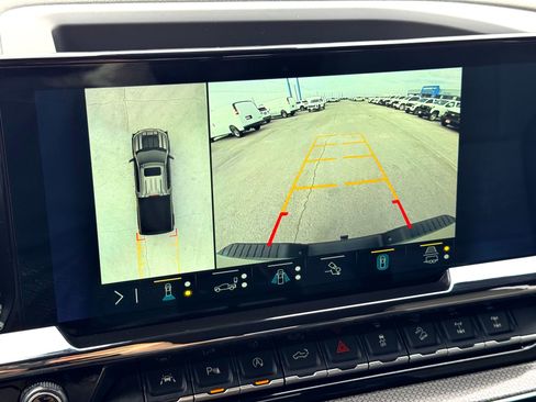 Used 2022 Chevrolet Silverado 1500 ZR2 w/ Technology Package image 32