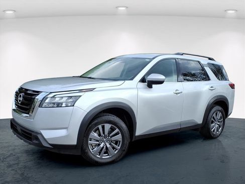 Used 2025 Nissan Pathfinder SV image 2