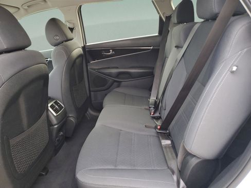 Certified 2019 Kia Sorento S image 7