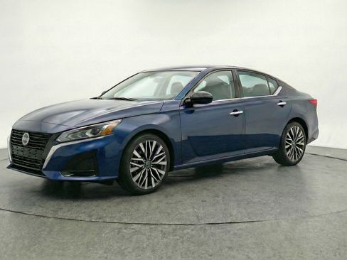 Used 2025 Nissan Altima 2.5 SV image 3