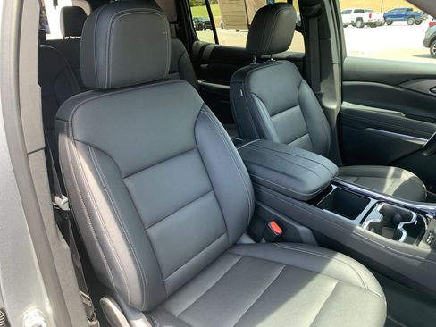 Used 2025 Chevrolet Traverse LT FWD image 48
