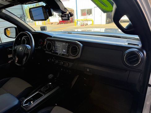 Used 2020 Toyota Tacoma TRD Off-Road AWD/4WD image 11
