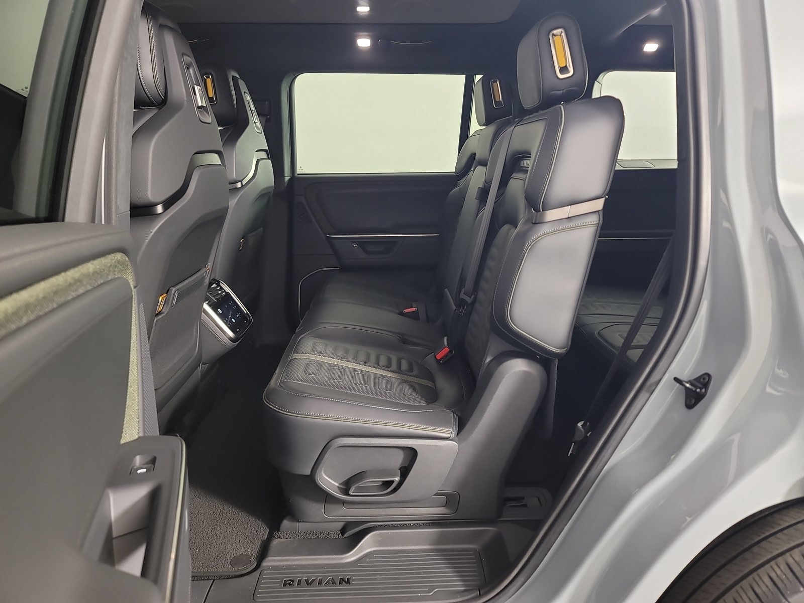 Used 2025 Rivian R1S Adventure Dual AWD/4WD image 21