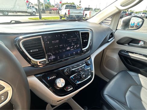 Used 2023 Chrysler Pacifica Touring-L FWD image 31