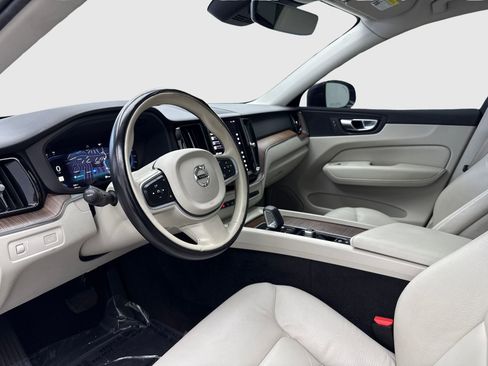 Used 2022 Volvo XC60 B5 Momentum w/ Protection Package Premier FWD image 18