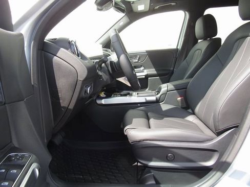 Used 2025 Mercedes-Benz GLB 250 4MATIC image 10