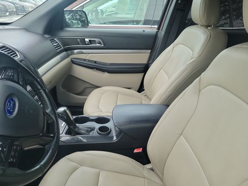 Used 2018 Ford Explorer XLT w/ Equipment Group 202A FWD image 9