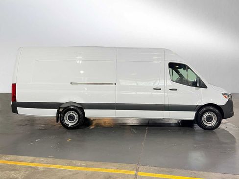 Used 2025 Mercedes-Benz Sprinter 2500 image 2