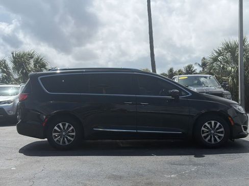 Used 2020 Chrysler Pacifica Touring-L Plus image 7