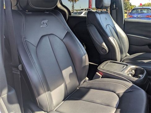 Used 2023 Chrysler Pacifica Touring-L w/ S Appearance Package image 33