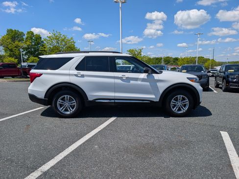 Used 2022 Ford Explorer XLT w/ Equipment Group 202A AWD/4WD image 2
