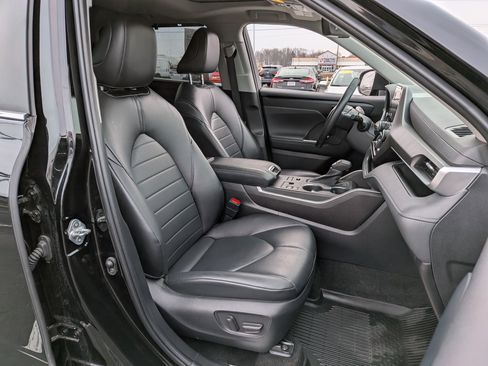 Certified 2023 Toyota Highlander XLE image 27