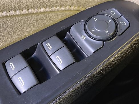 Used 2022 Chevrolet Traverse LS FWD image 25