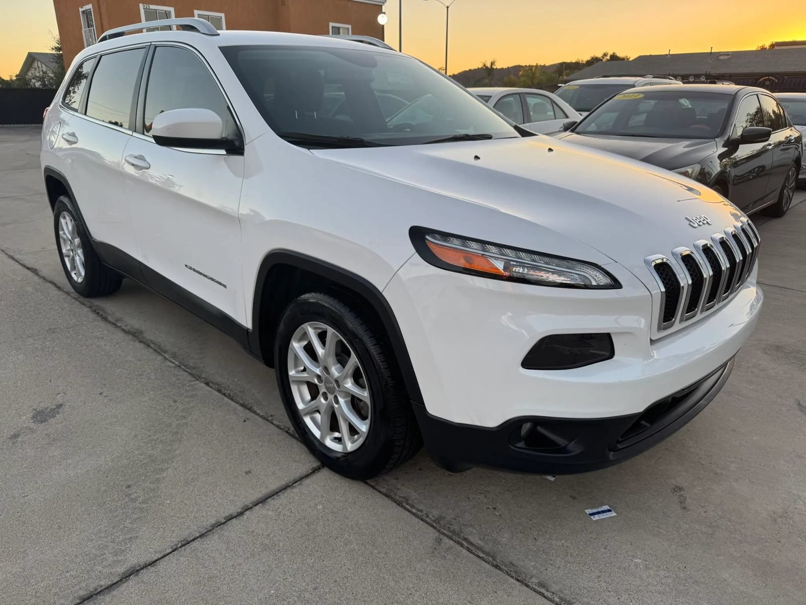 Used 2017 Jeep Cherokee Latitude FWD image 3