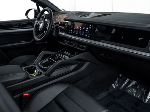 Certified 2025 Porsche Cayenne image 14