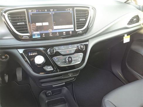 New 2026 Chrysler Pacifica Select image 20