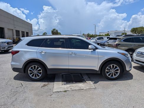 Used 2017 Hyundai Santa Fe SE FWD image 3