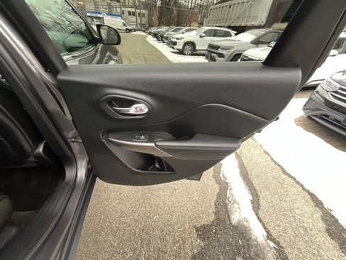 Used 2019 Jeep Cherokee Latitude Plus w/ Comfort/Convenience Group image 31