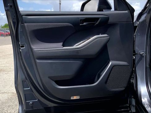 Used 2023 Toyota Highlander LE image 21