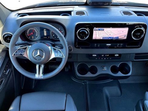 Used 2025 Mercedes-Benz Sprinter 2500 image 4