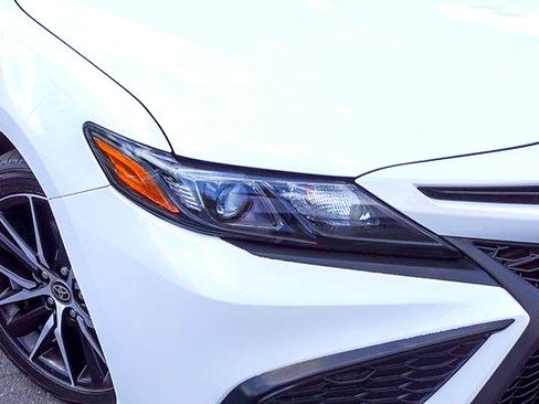 Used 2022 Toyota Camry SE FWD image 2