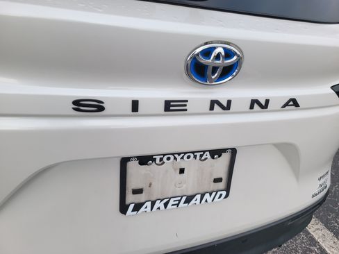 Used 2024 Toyota Sienna XLE w/ XLE Plus Package FWD image 12