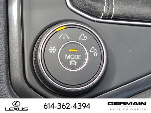 Used 2024 Volkswagen Tiguan SE AWD/4WD image 25