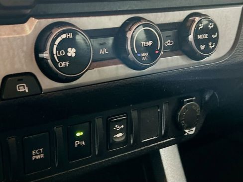 Used 2017 Toyota Tacoma SR5 w/ Tow Package image 16