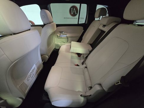 Used 2025 Mercedes-Benz GLB 250 4MATIC image 11