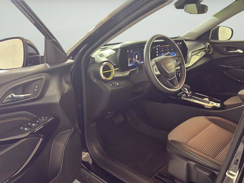 Used 2025 Chevrolet Trax LT FWD image 8