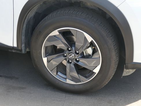 Used 2024 Nissan Rogue SV image 4